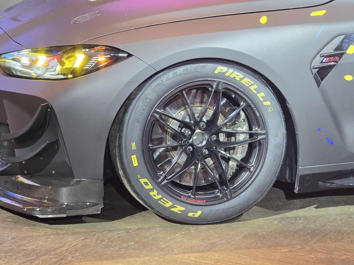 Prima echipă complet românească din GT4 și-a prezentat mașina pentru 2025 într-un club din București » Cum arată modelul BMW M4 GT4 EVO