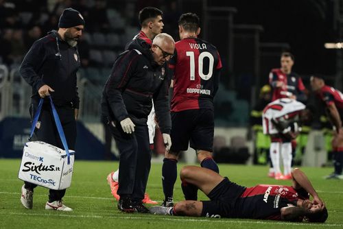Momentul în care Florinel Coman și-a sucut glezna stângă în meciul Cagliari - Genoa 1-1 / Foto: Imago