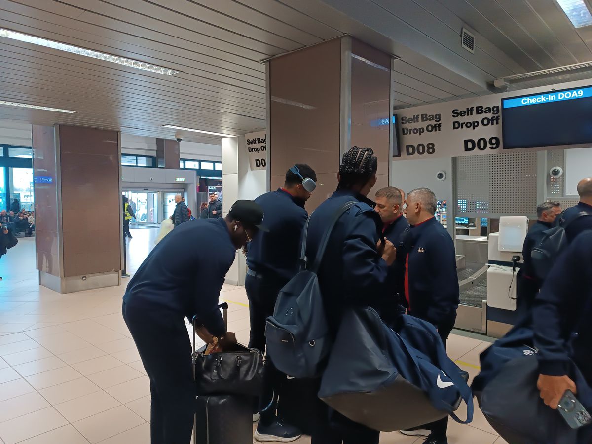 A rămas la București! FCSB a decolat spre Lyon fără titularul anunțat de Becali » MM Stoica l-a luat tare: „Ce faci, mă, dormi în seara asta?!”