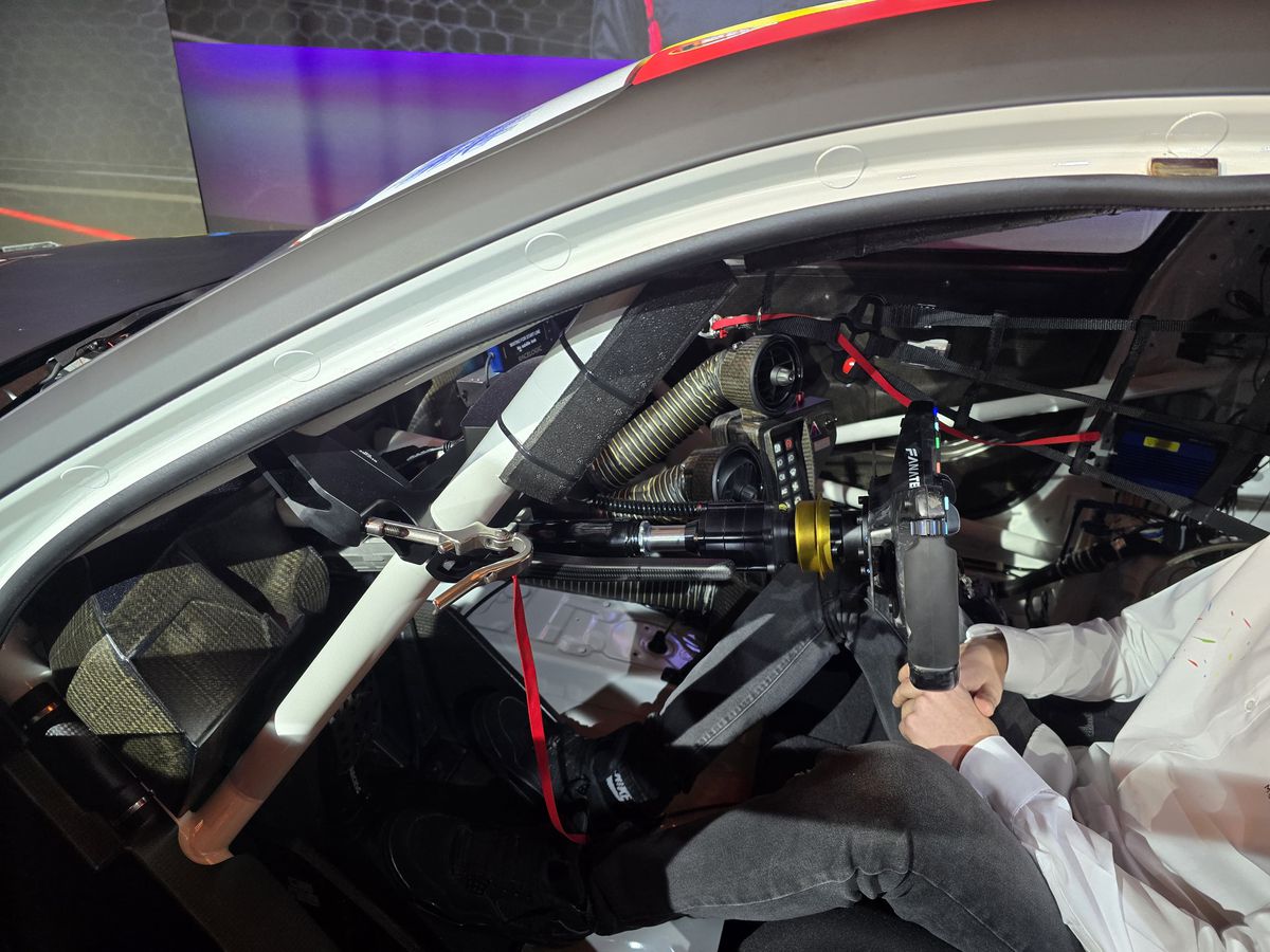 Prima echipă complet românească din GT4 și-a prezentat mașina pentru 2025 într-un club din București » Cum arată modelul BMW M4 GT4 EVO