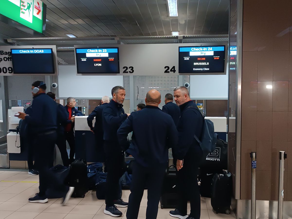A rămas la București! FCSB a decolat spre Lyon fără titularul anunțat de Becali » MM Stoica l-a luat tare: „Ce faci, mă, dormi în seara asta?!”
