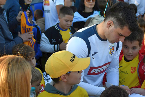 Ianis Hagi semnează autografe. Foto: Instagram