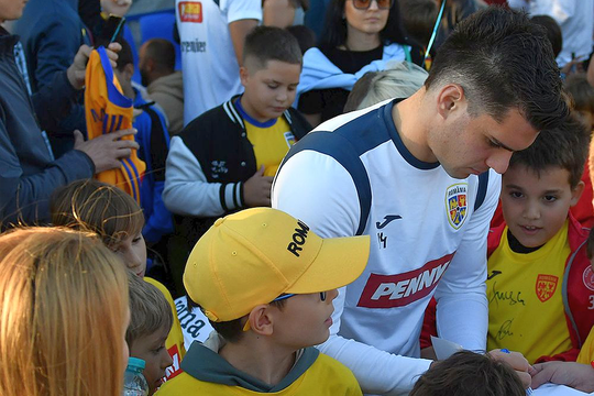 Ianis Hagi semnează autografe. Foto: Instagram
