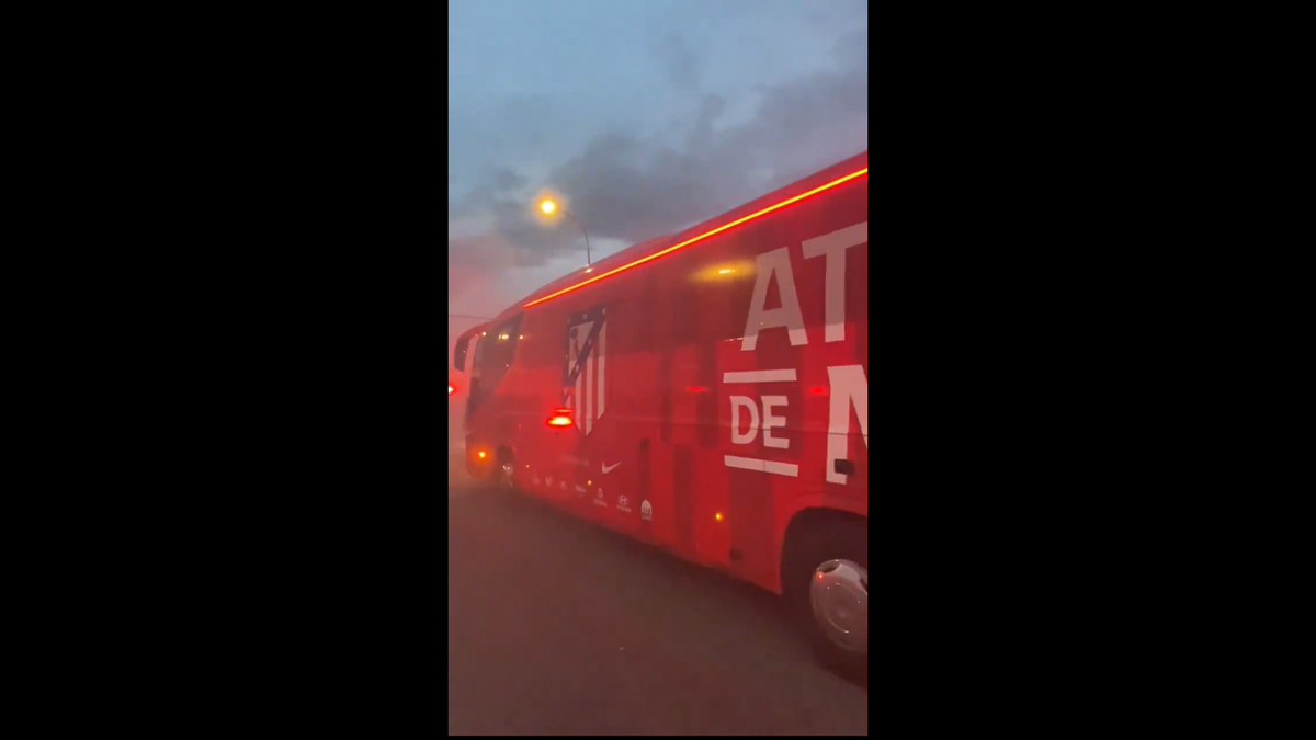 Imagini senzaționale la Madrid » Jucătorii de la Atletico au fost escortați de forțele de ordine, printre mii de fani