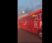 Imagini senzaționale la Madrid » Jucătorii de la Atletico au fost escortați de forțele de ordine, printre mii de fani