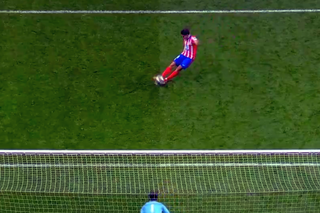 Moment incredibil la penalty-uri în Atletico - Real Madrid: a alunecat în timpul șutului, iar golul a fost anulat, sub ochii lui Vassaras