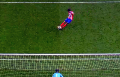 Moment incredibil la penalty-uri în Atletico - Real Madrid: a alunecat în timpul șutului, iar golul a fost anulat, sub ochii lui Vassaras