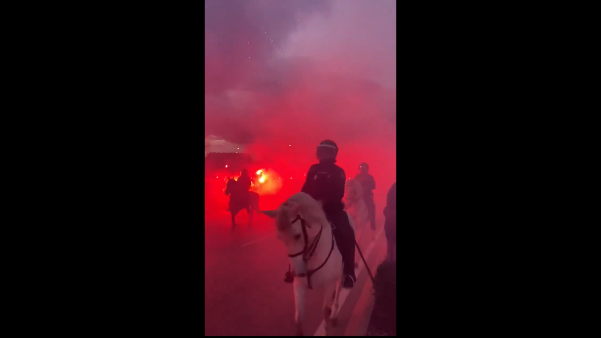 Imagini senzaționale la Madrid » Jucătorii de la Atletico au fost escortați de forțele de ordine, printre mii de fani