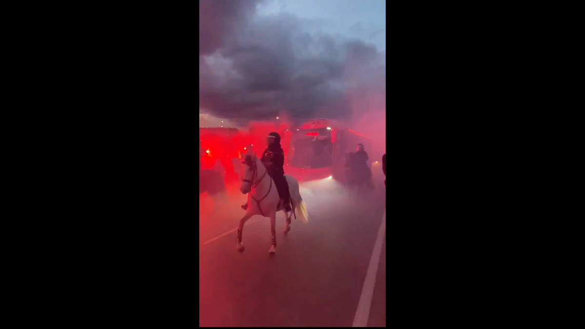 Imagini senzaționale la Madrid » Jucătorii de la Atletico au fost escortați de forțele de ordine, printre mii de fani