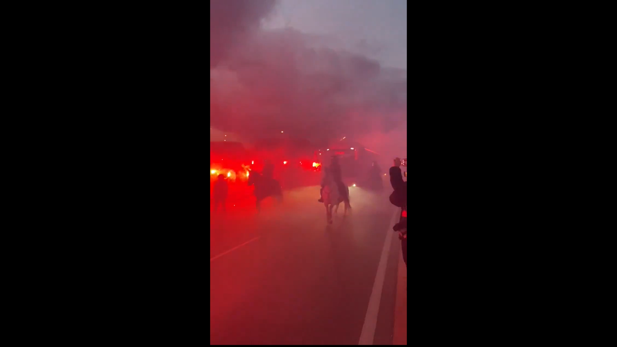 Imagini senzaționale la Madrid » Jucătorii de la Atletico au fost escortați de forțele de ordine, printre mii de fani