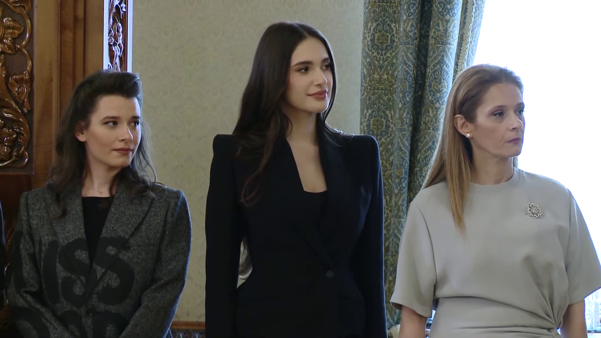 Elena Hagi a strălucit la Palatul Cotroceni » Cum a fost surprinsă soția lui Ianis la decorarea „Regelui”