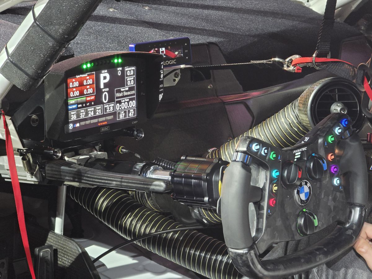 Prima echipă complet românească din GT4 și-a prezentat mașina pentru 2025 într-un club din București » Cum arată modelul BMW M4 GT4 EVO