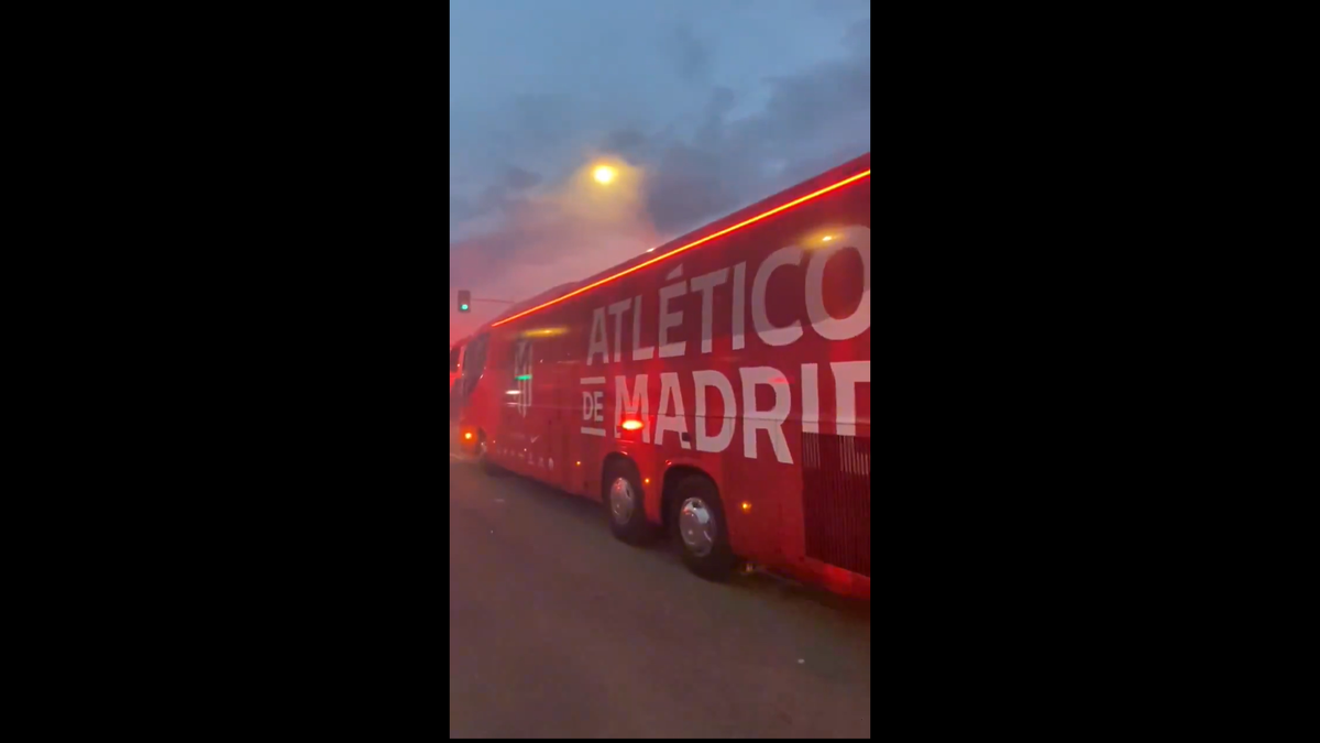 Imagini senzaționale la Madrid » Jucătorii de la Atletico au fost escortați de forțele de ordine, printre mii de fani