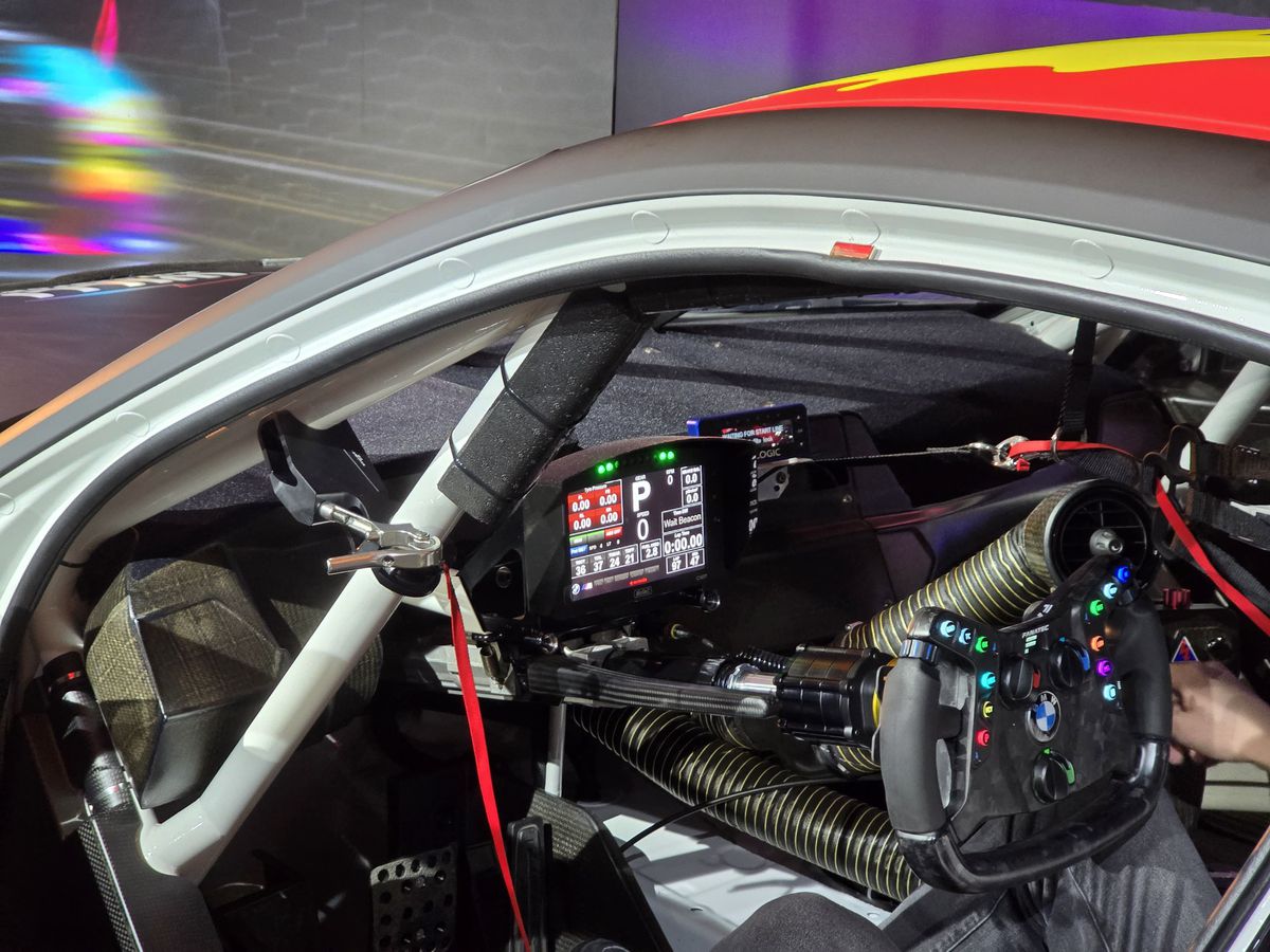 Prima echipă complet românească din GT4 și-a prezentat mașina pentru 2025 într-un club din București » Cum arată modelul BMW M4 GT4 EVO