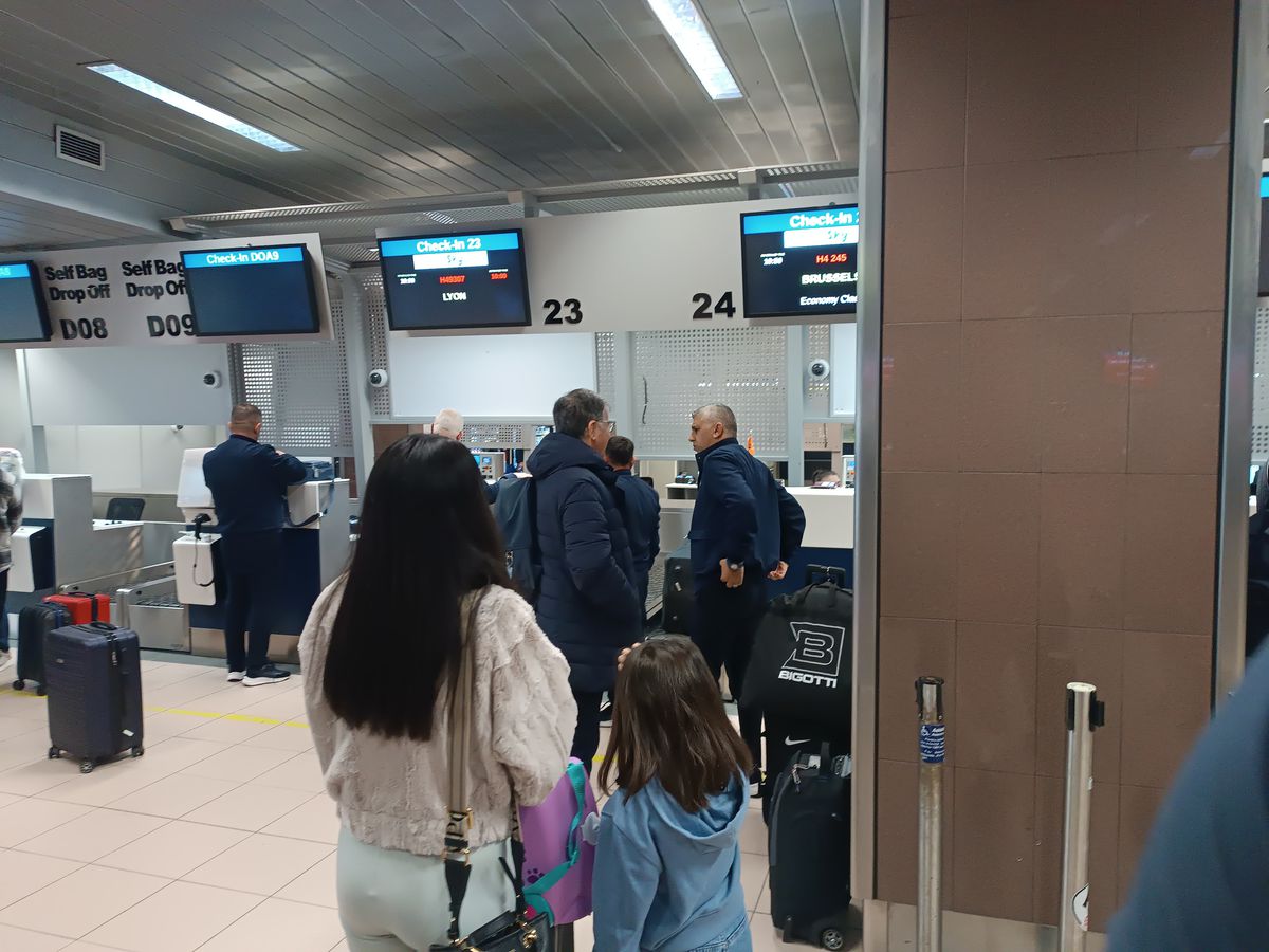 A rămas la București! FCSB a decolat spre Lyon fără titularul anunțat de Becali » MM Stoica l-a luat tare: „Ce faci, mă, dormi în seara asta?!”