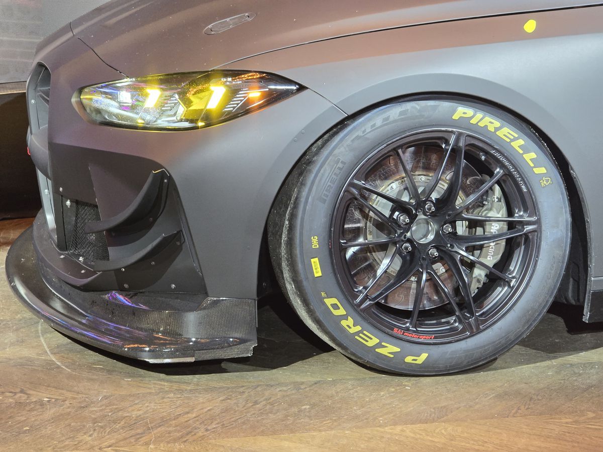 Prima echipă complet românească din GT4 și-a prezentat mașina pentru 2025 într-un club din București » Cum arată modelul BMW M4 GT4 EVO