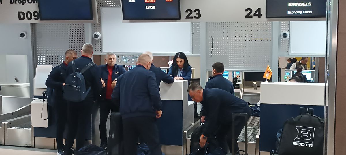 A rămas la București! FCSB a decolat spre Lyon fără titularul anunțat de Becali » MM Stoica l-a luat tare: „Ce faci, mă, dormi în seara asta?!”