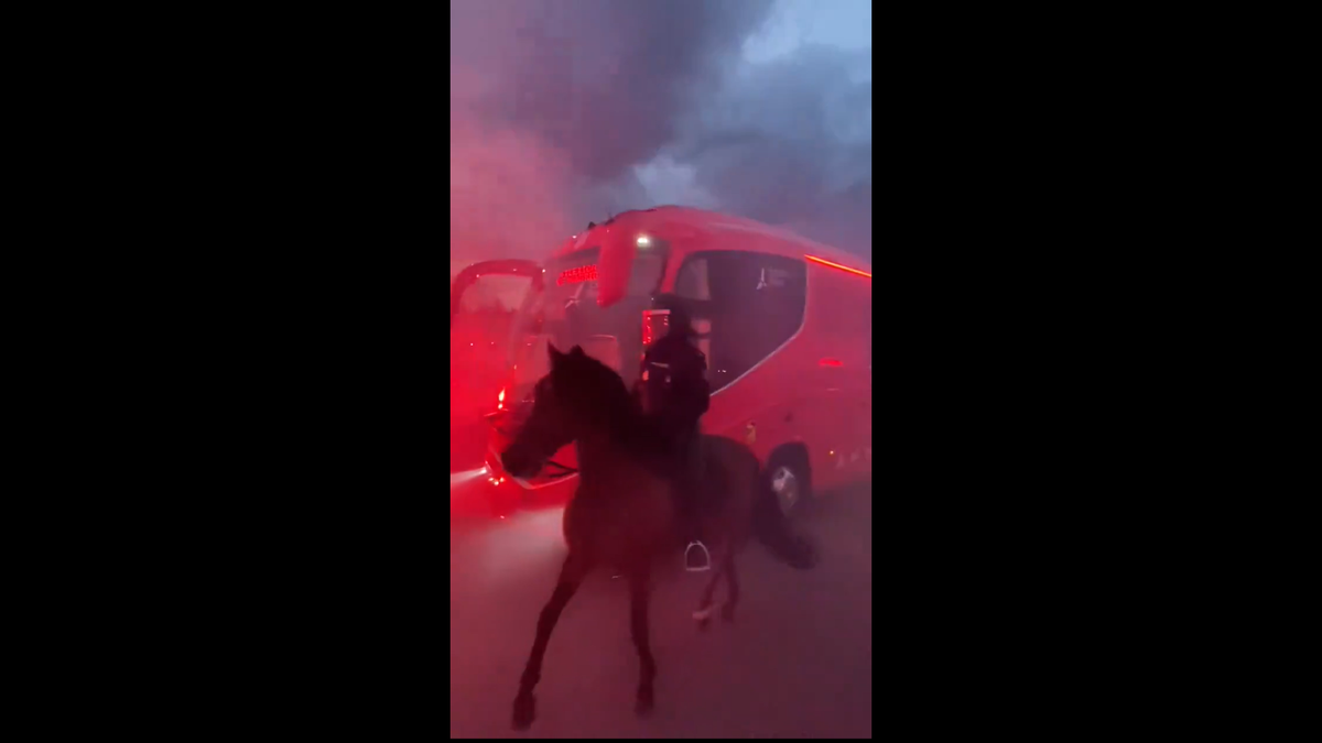 Imagini senzaționale la Madrid » Jucătorii de la Atletico au fost escortați de forțele de ordine, printre mii de fani