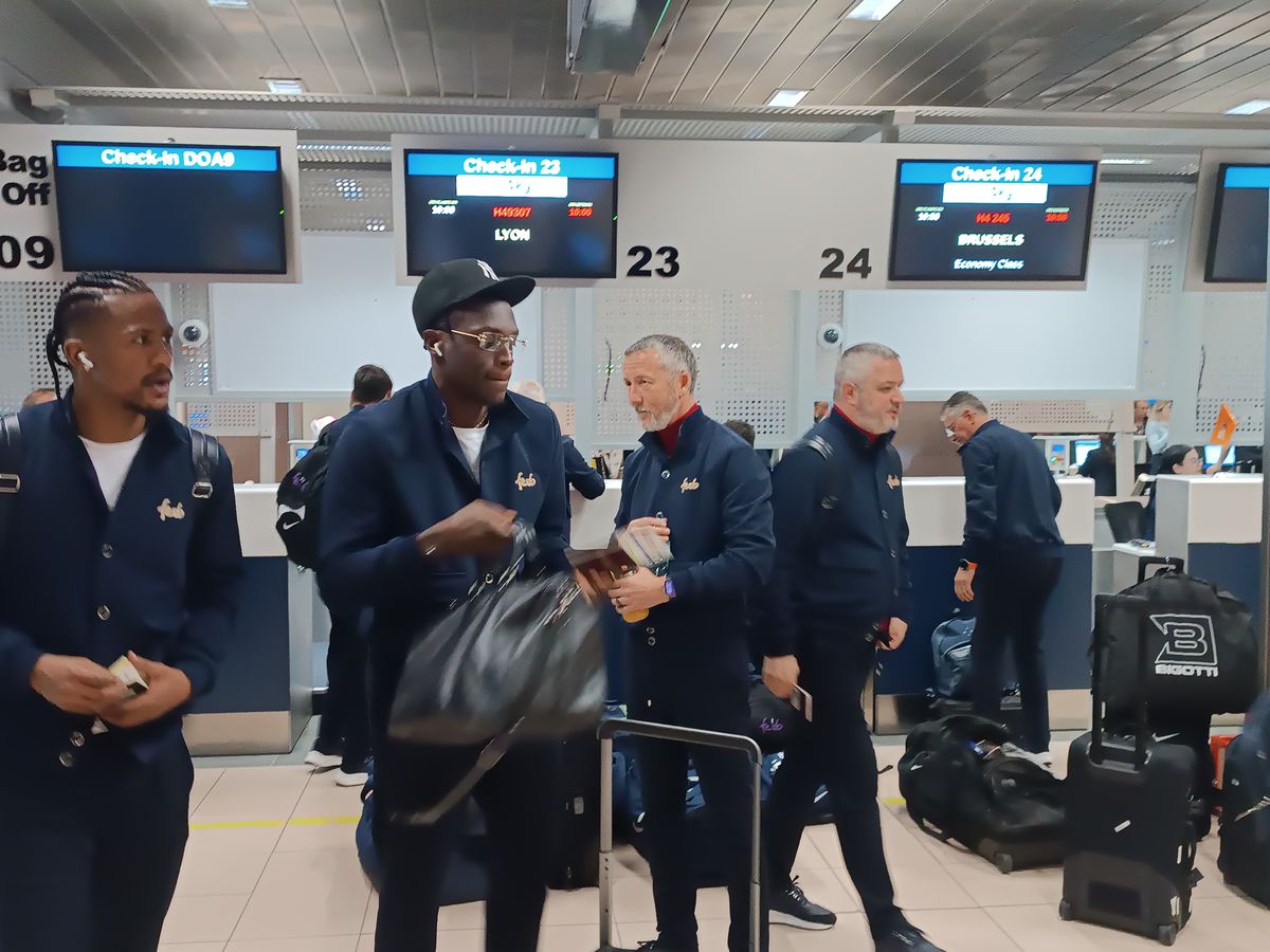 A rămas la București! FCSB a decolat spre Lyon fără titularul anunțat de Becali » MM Stoica l-a luat tare: „Ce faci, mă, dormi în seara asta?!”
