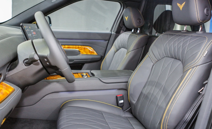 Cum arată „Rolls-Royce”-ul din Vietnam, cu schimbător placat cu aur și trei motoare