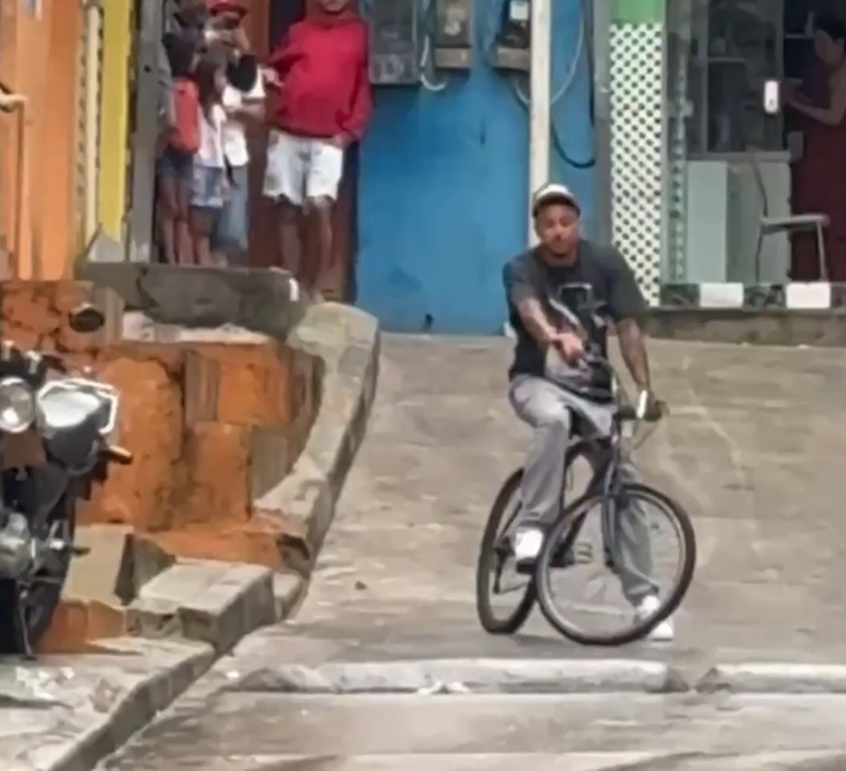 Jesse Lingard, plimbare cu bicicleta în favelele din Sao Paulo