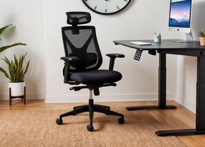 Scaun de birou simplu sau ergonomic? Ce-i face pe angajați să se simtă confortabil la locul de muncă?