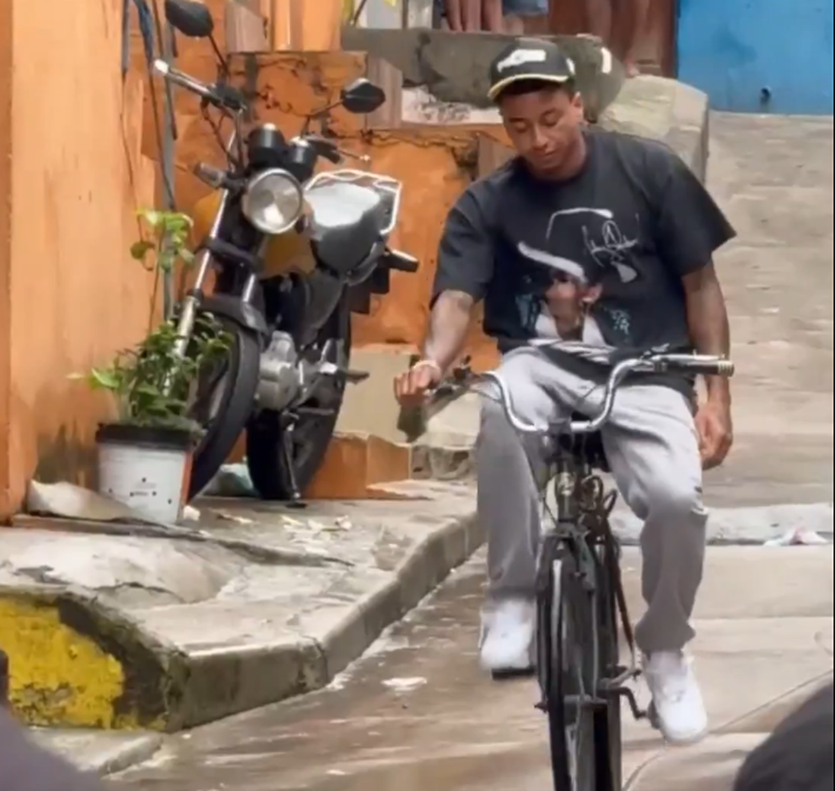 Jesse Lingard, plimbare cu bicicleta în favelele din Sao Paulo