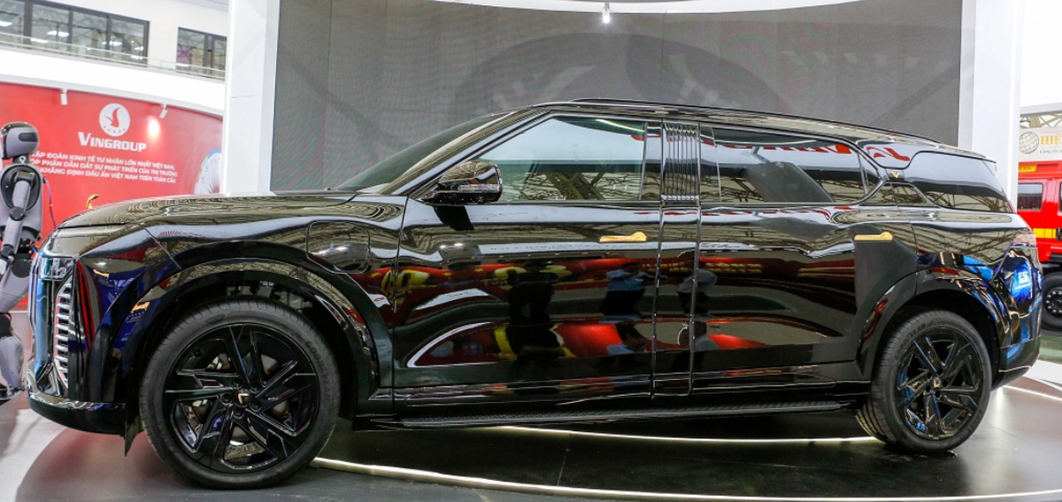 Cum arată „Rolls-Royce”-ul din Vietnam, cu schimbător placat cu aur și trei motoare