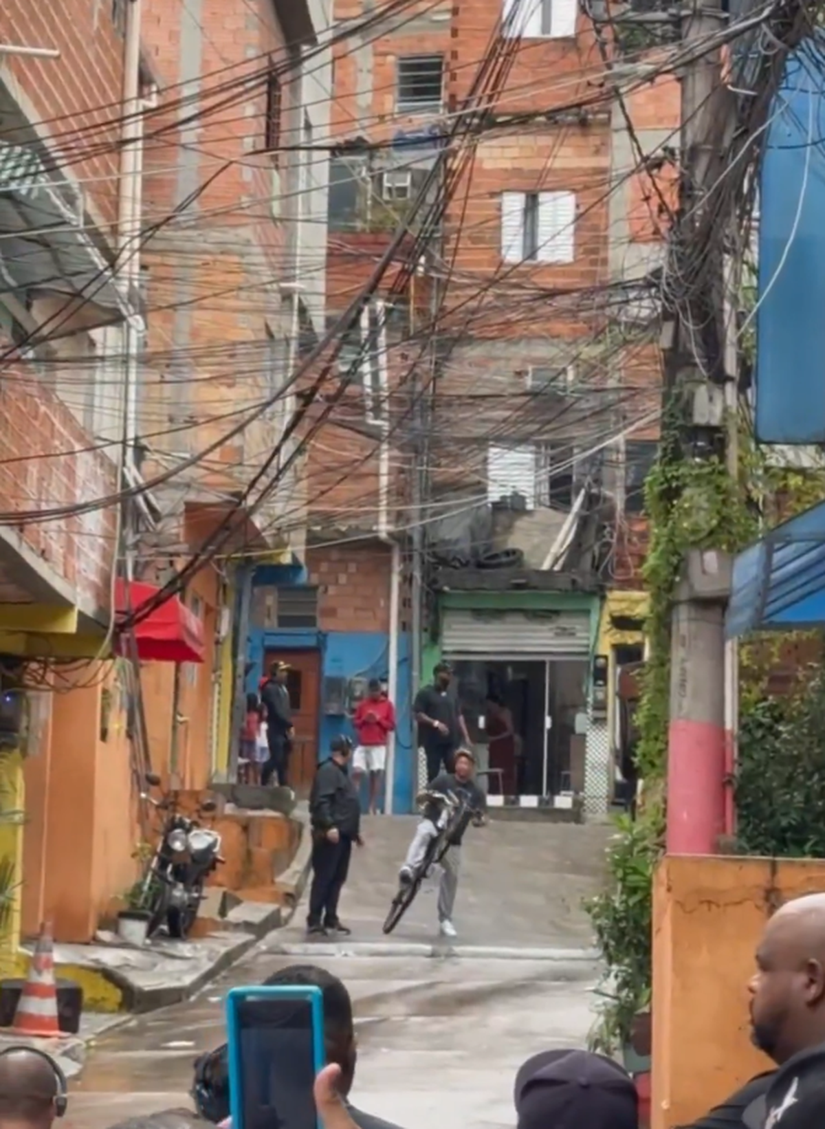 Jesse Lingard, plimbare cu bicicleta în favelele din Sao Paulo