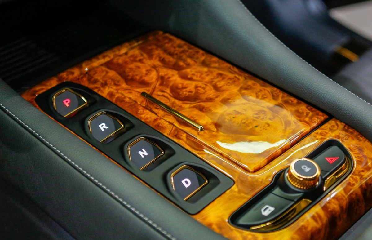 Cum arată „Rolls-Royce”-ul din Vietnam, cu schimbător placat cu aur și trei motoare