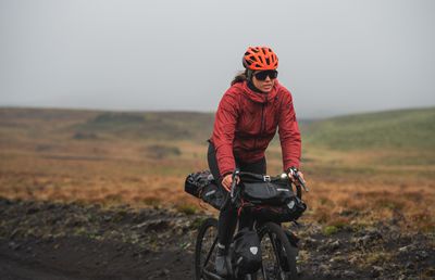 Piese de bază pentru a te echipa complet pentru pedalat la final de iarnă