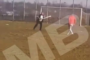 Scene absolut sălbatice pe un teren de fotbal din România: „Dă-i bă! Nu-l lăsa!”