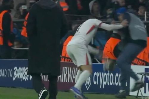 Cum s-a scos jucătorul lui Chelsea, după ce a împins peste panourile publicitare un copil de mingi în Liga Campionilor // foto: Imago