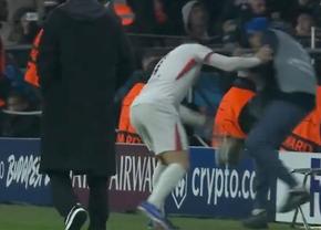Cum s-a scos jucătorul lui Chelsea, după ce a împins peste panourile publicitare un copil de mingi în Liga Campionilor