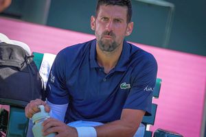 „Te uiți la meci, la naiba!?” » Novak Djokovic a avut probleme mari de respirație în eșecul din optimile de la Indian Wells