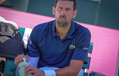 „Te uiți la meci, la naiba!?” » Novak Djokovic a avut probleme mari de respirație în eșecul din optimile de la Indian Wells