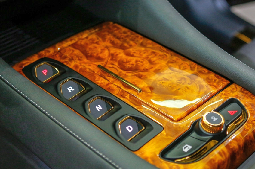 Cum arată „Rolls-Royce”-ul din Vietnam, cu schimbător placat cu aur și trei motoare