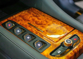 Cum arată „Rolls-Royce”-ul din Vietnam, cu schimbător placat cu aur și trei motoare