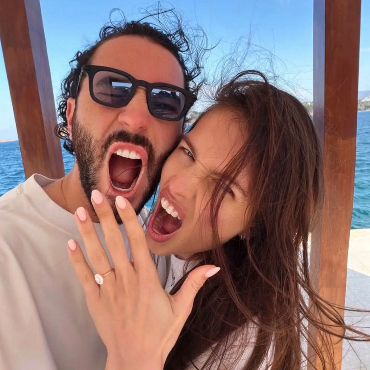 „Cea mai frumoasă fată din lume”, fiica fostului internațional din Premier League, s-a logodit la 20 de ani de la fotografia-eveniment