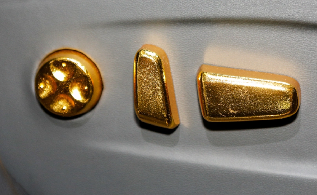 Cum arată „Rolls-Royce”-ul din Vietnam, cu schimbător placat cu aur și trei motoare