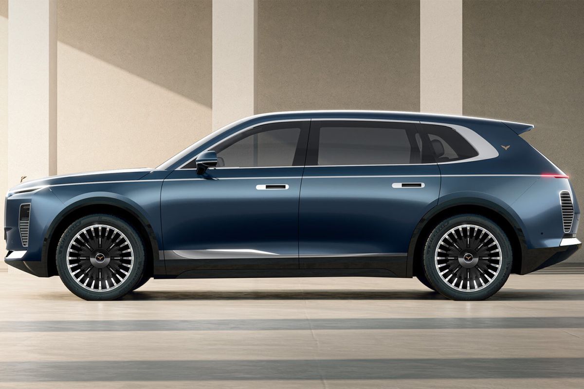 Cum arată „Rolls-Royce”-ul din Vietnam, cu schimbător placat cu aur și trei motoare