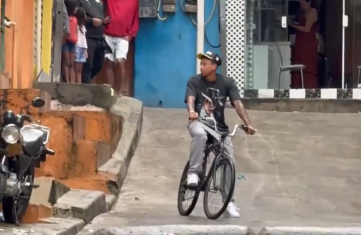 Jesse Lingard, plimbare cu bicicleta în favelele din Sao Paulo