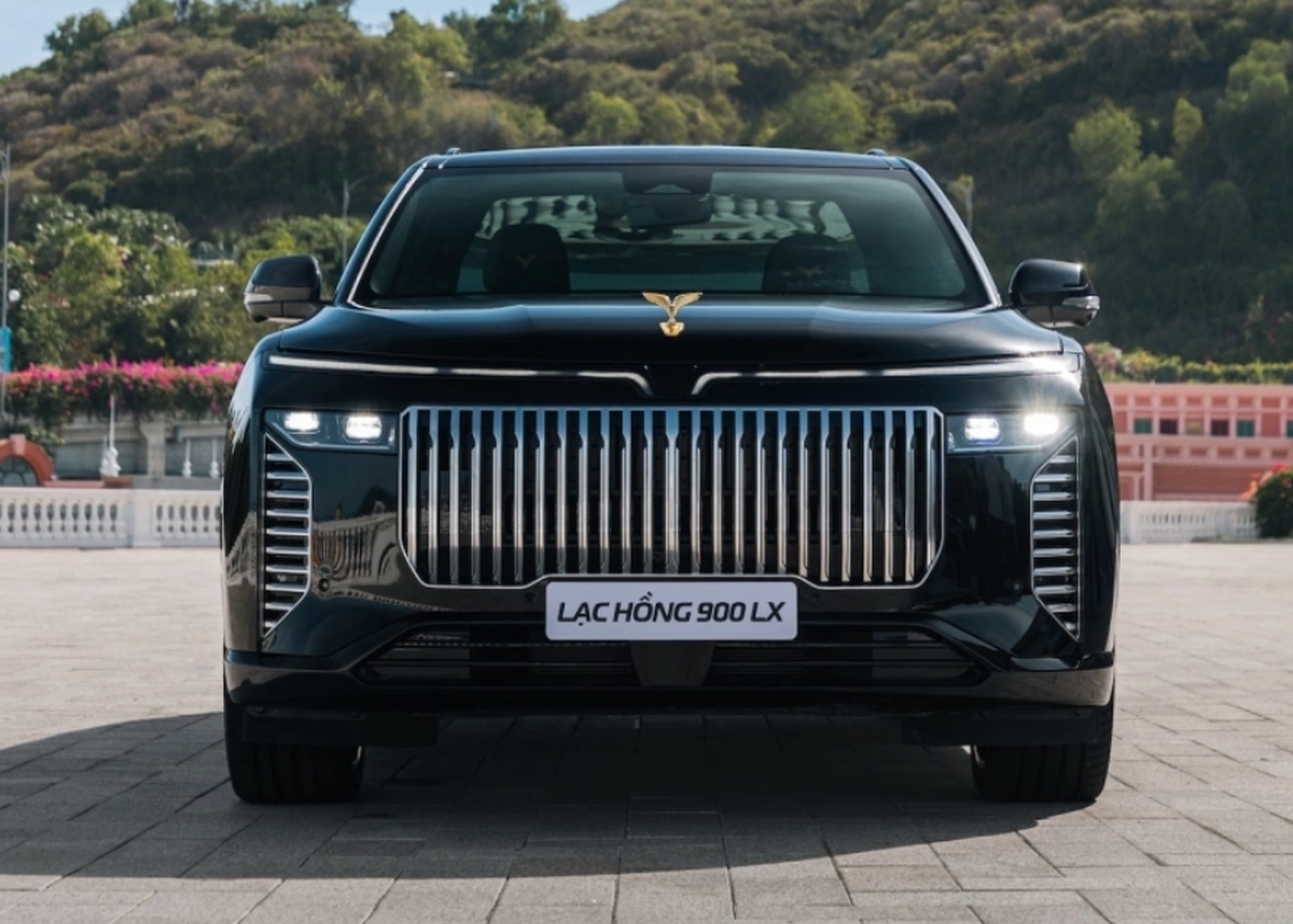 Cum arată „Rolls-Royce”-ul din Vietnam, cu schimbător placat cu aur și trei motoare