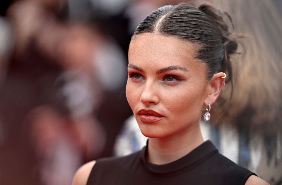 „Cea mai frumoasă fată din lume”, fiica fostului internațional din Premier League, s-a logodit la 20 de ani de la fotografia-eveniment