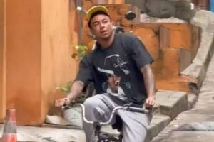 Fostul star englez, plimbare cu bicicleta în favelele din Sao Paulo