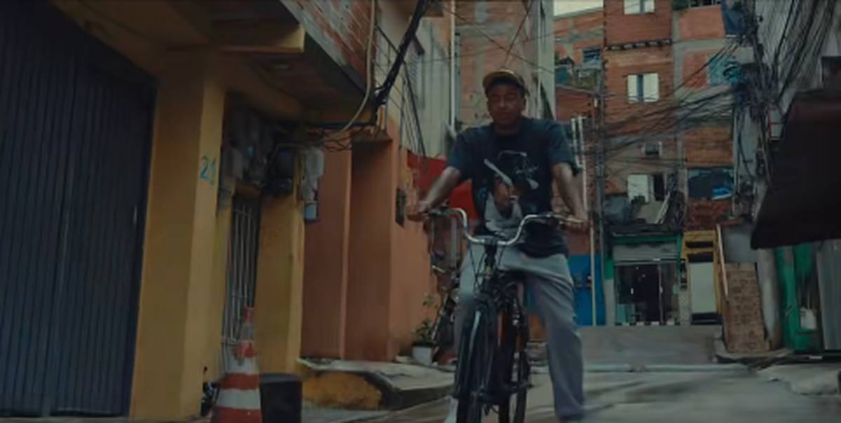 Jesse Lingard, plimbare cu bicicleta în favelele din Sao Paulo