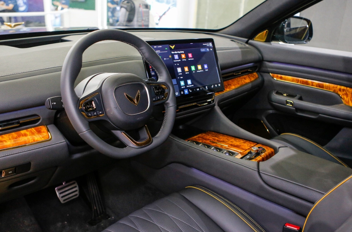 Cum arată „Rolls-Royce”-ul din Vietnam, cu schimbător placat cu aur și trei motoare