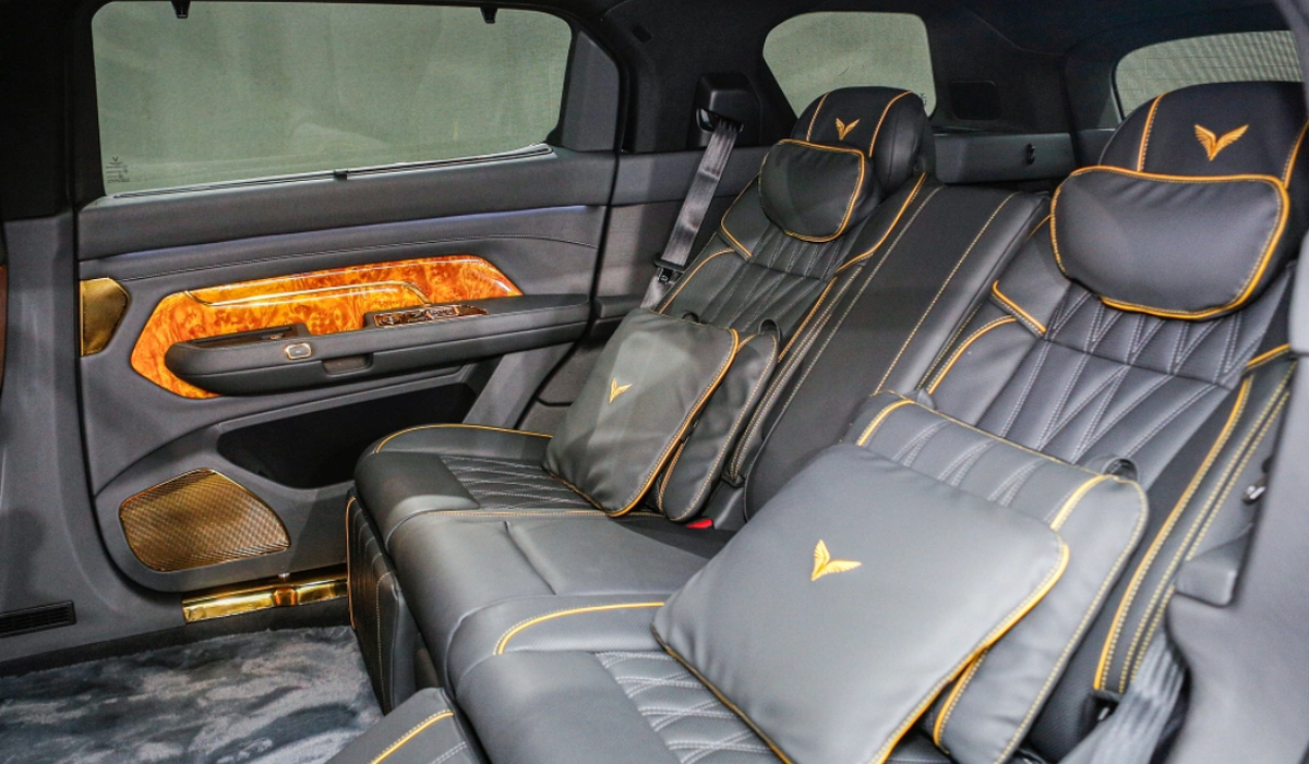 Cum arată „Rolls-Royce”-ul din Vietnam, cu schimbător placat cu aur și trei motoare