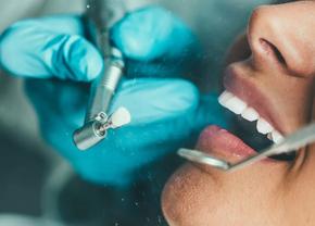 De ce ajung mulți pacienți prea târziu la dentist și cum poate fi evitat acest lucru