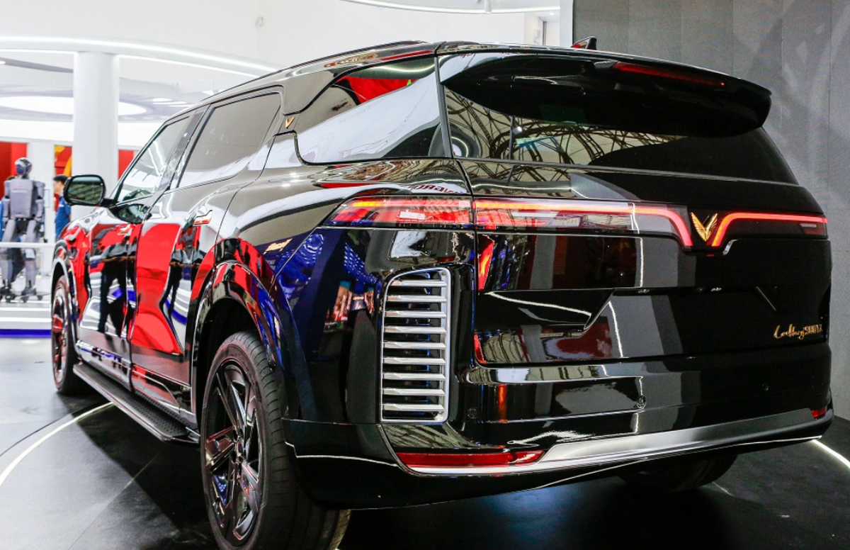 Cum arată „Rolls-Royce”-ul din Vietnam, cu schimbător placat cu aur și trei motoare